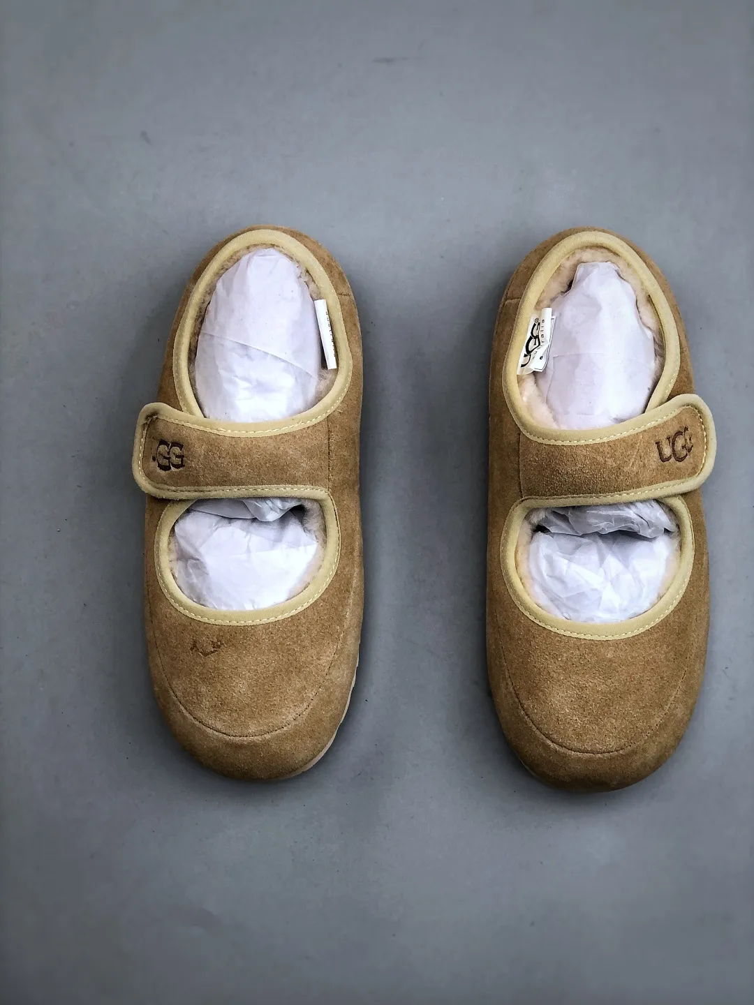 Local self-pickup 💰520 supports store release. The best-selling model on the entire network at the end of the year, UGG Mary Jane Mule slippers, 1.5CM thin sole, women's model, Xiaohongshu hot model, produced by a major foreign trade factory in Guangzhou, from toe to insole, real sheep fur, independent outer box packaging, craftsmanship, different from any version on the market, 1.5Ccm thin sole, independent original development of outsole, cashmere insole, keeping warm in winter, going out, and a very suitable choice for home use. This year uug launches a style series Partly catered to the preferences of young consumers, it has also moved to the forefront of fashion trends. Shoe body material: suede upper, 17mm UGGPURE™ implanted wool insole, lightweight non-slip and comfortable rubber outsole, with brand LOGO and trademark, with full packaging Size: 35-40
